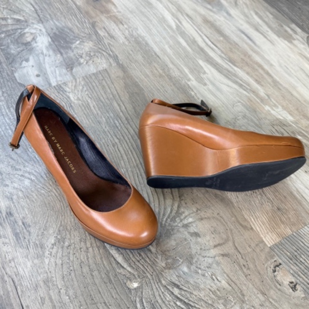 Never worn Saddle Tan Marc Jacobs Platform Wedge Mary Jane Pumps